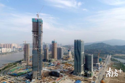 珠海在建高樓主體封頂（華楠駿業承建其頂模工程）