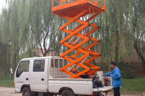 使用移動式升降平臺戶外工作時如何防止觸電？