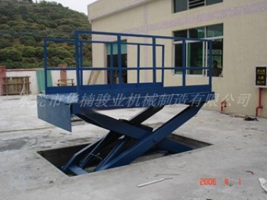 標(biāo)準(zhǔn)貨柜車(chē)升降平臺(tái)