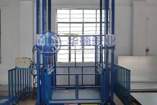 導軌式升降平臺和升降起重機價格及性能區別