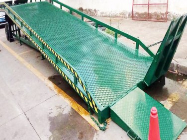 移動高度調節板（登車橋）