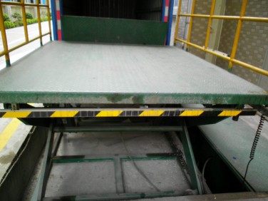 液壓貨柜車(chē)升降平臺(tái)